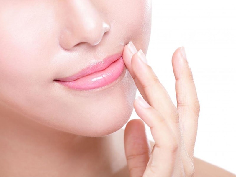Son dưỡng môi Nivea Moisture Lip 3.9g (3 loại) Không mùi