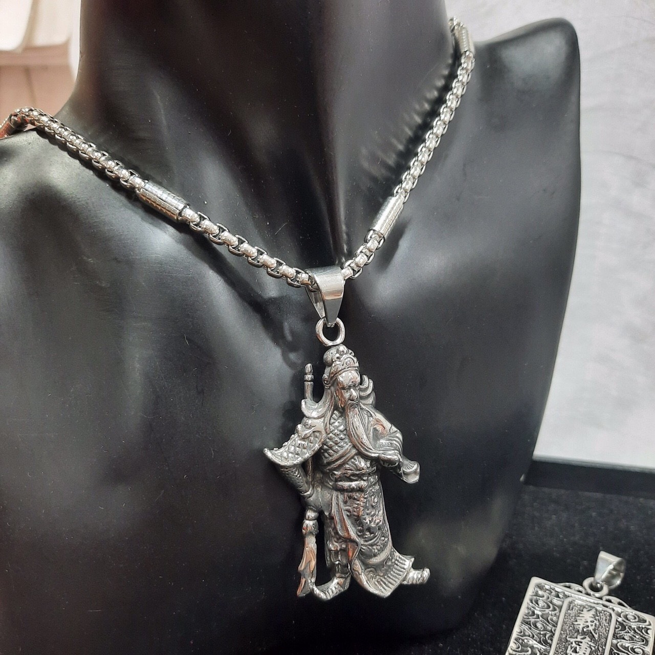 Mặt dây chuyền hình quang công bao chất - caraven silver