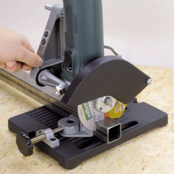 Đế máy cắt bàn-khung gắn máy cắt - -Có bảo vệ chống tia lửa -Kích thước đế máy:200 × 240 mm -Dùng được cho các loại máy cắt góc có kích thước đá dưới 125mm