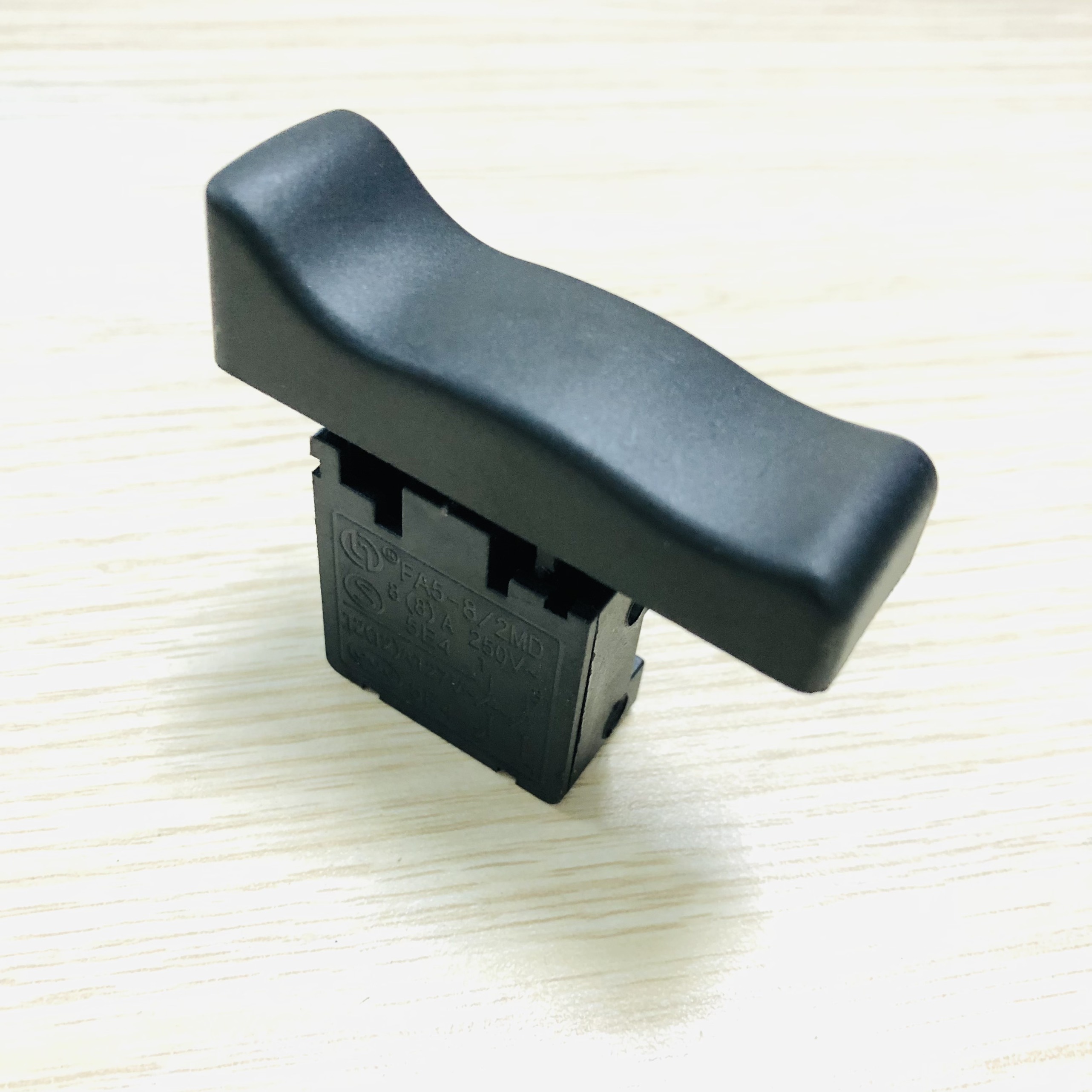 Công tắc máy cắt sắt FEG đời mới 125-250V M8-10/2D