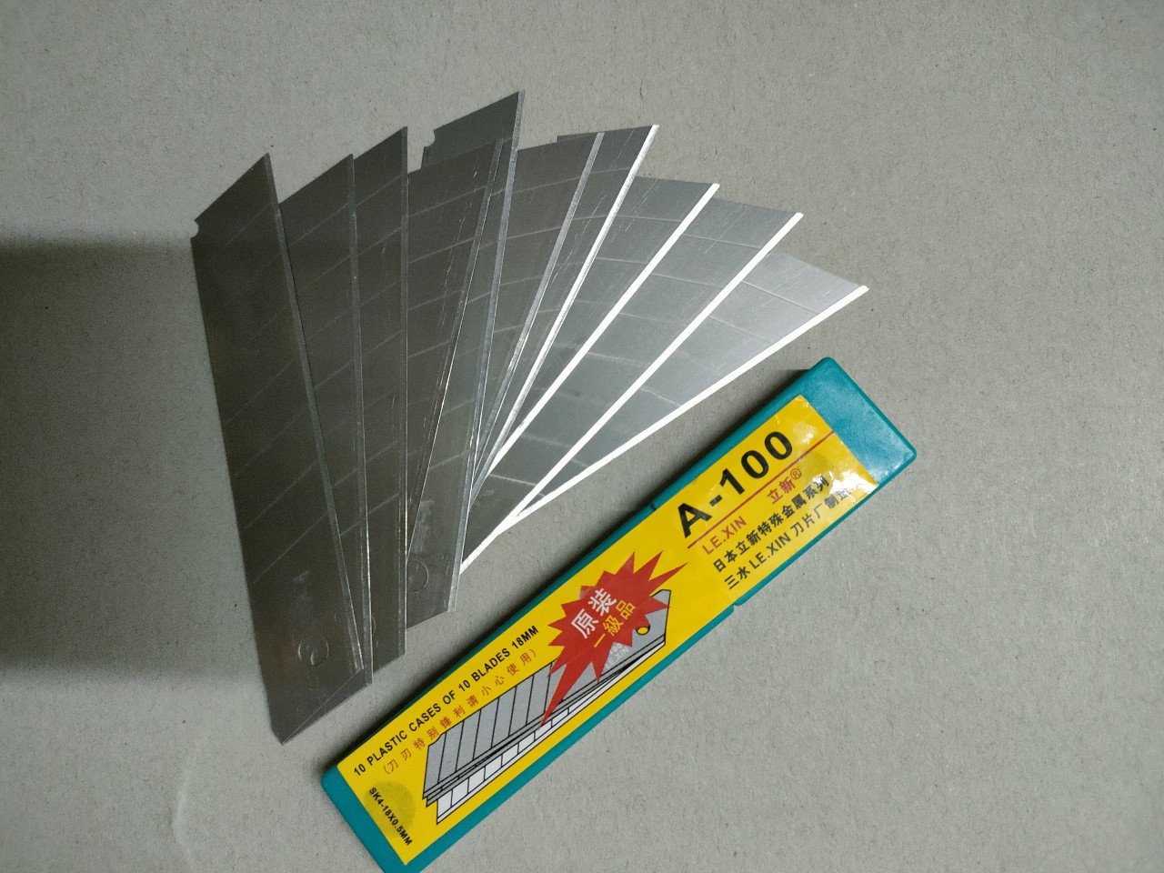 Hộp lưỡi dao rọc giấy A100 (1 hộp 10 lưỡi)