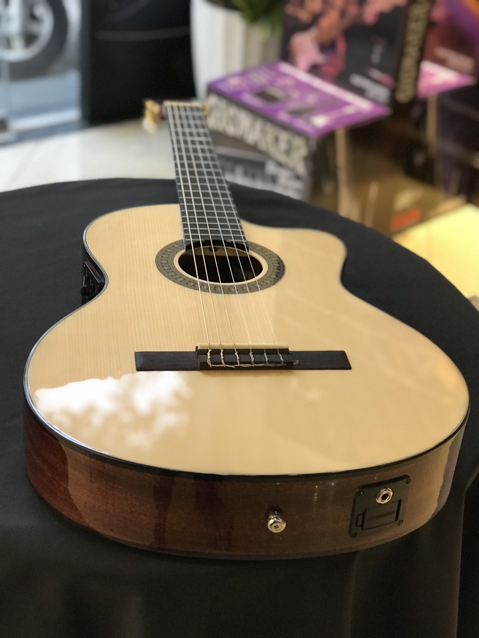 Đàn guitar classic thùng mỏng có EQ Fender chất lượng tốt
