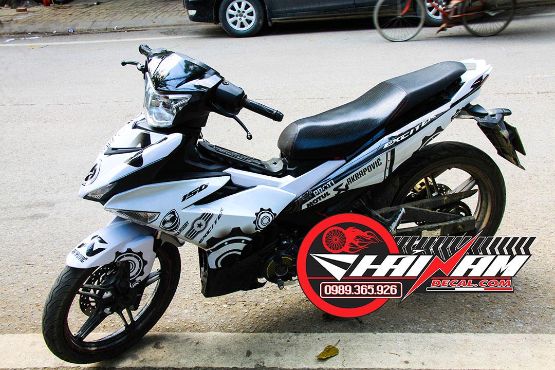 Tem Trùm Exciter 150 Trắng Đen Akrapovic