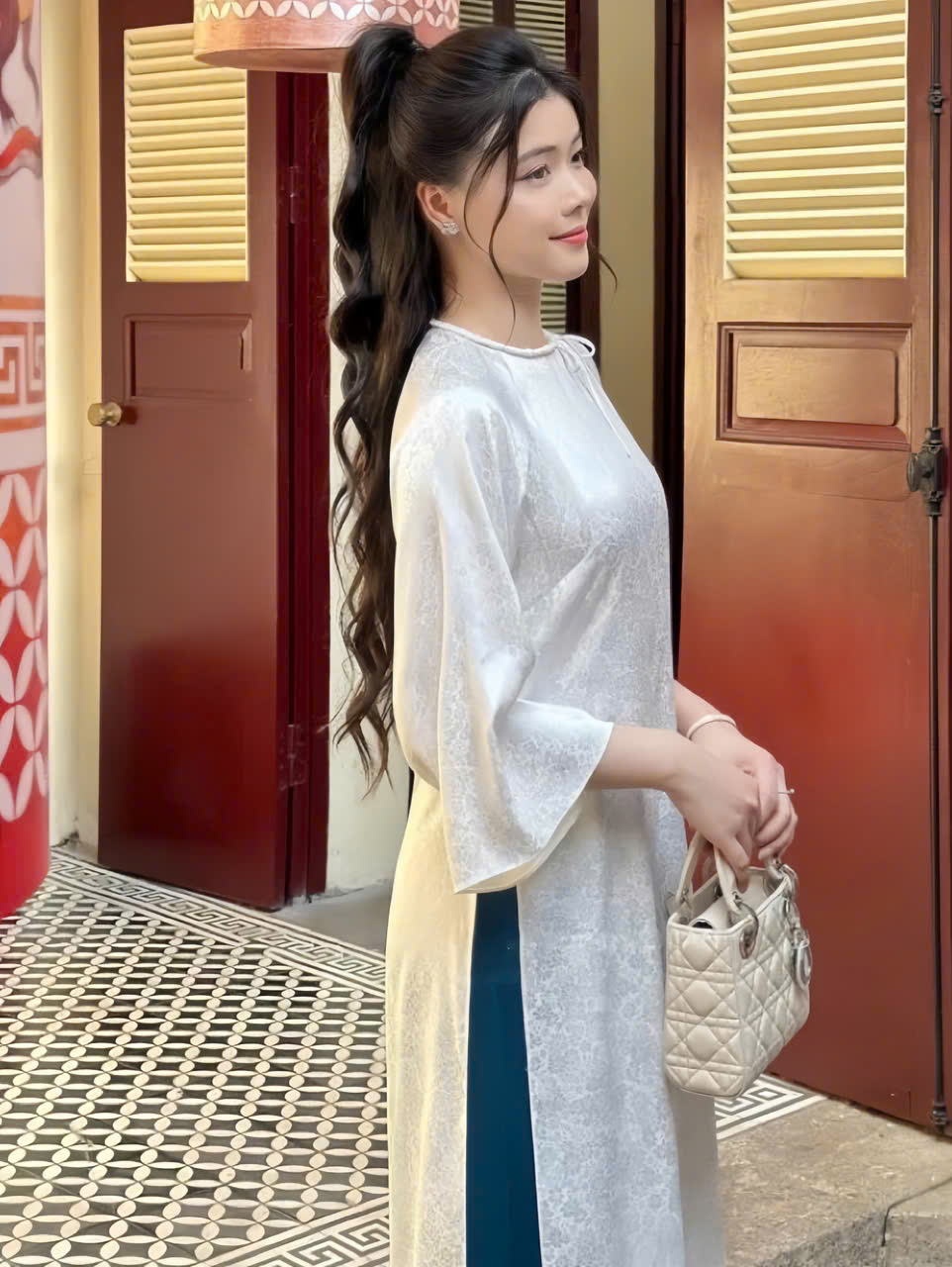 Áo dài cách tân lụa gấm cổ tết màu trắng dáng suông