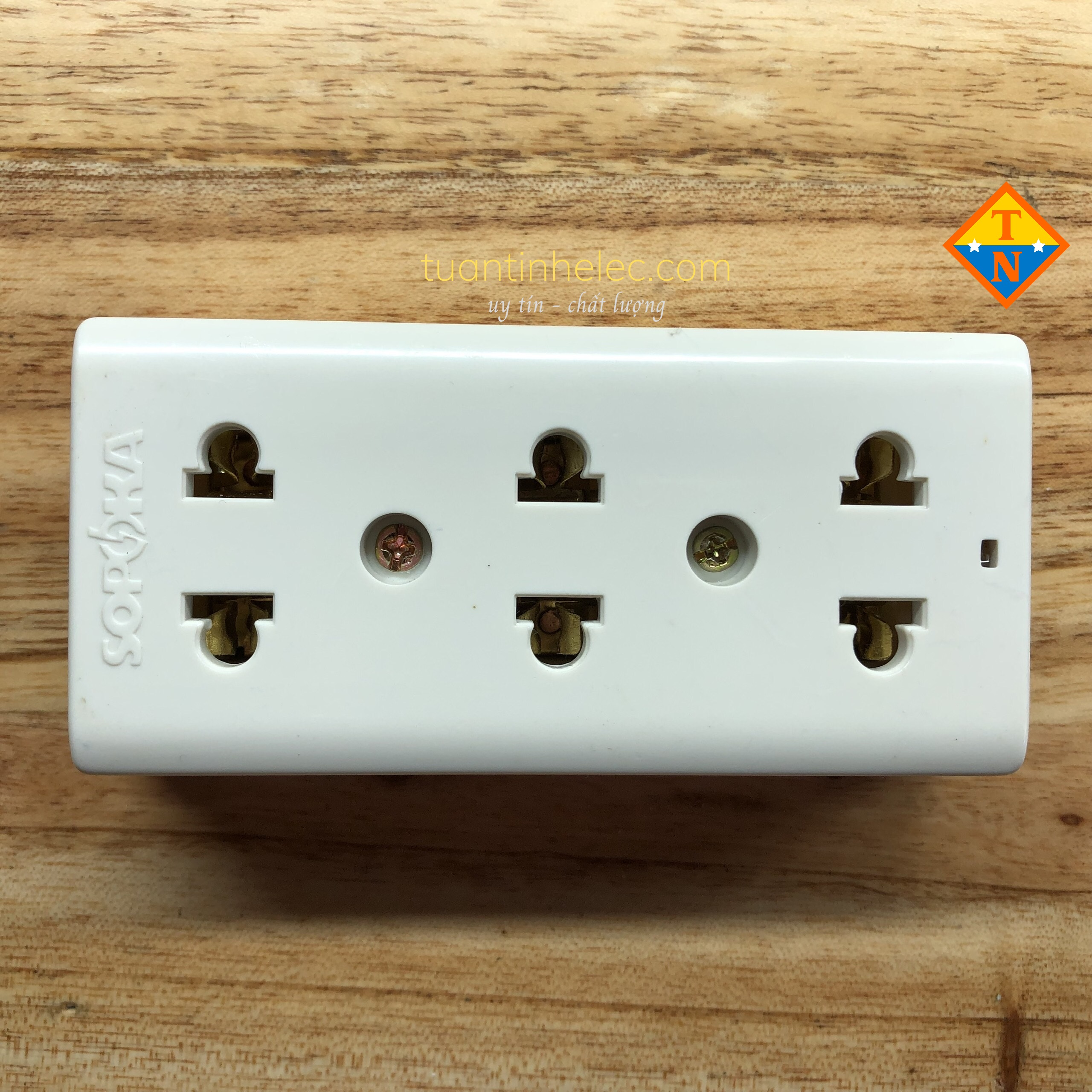 Ổ cắm điện 3 lỗ e14 sopoka 10a-250v-2200w