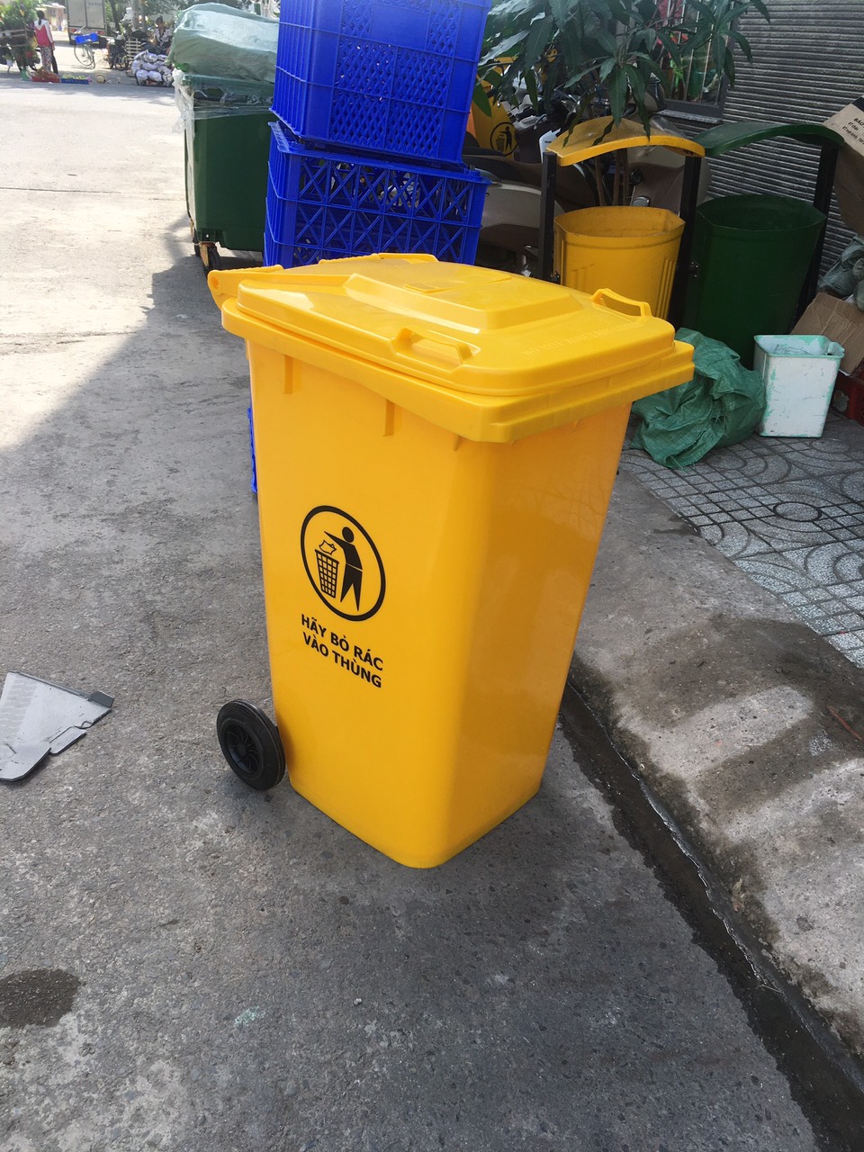 Thùng rác công cộng 120 lit nắp mở có bánh xe