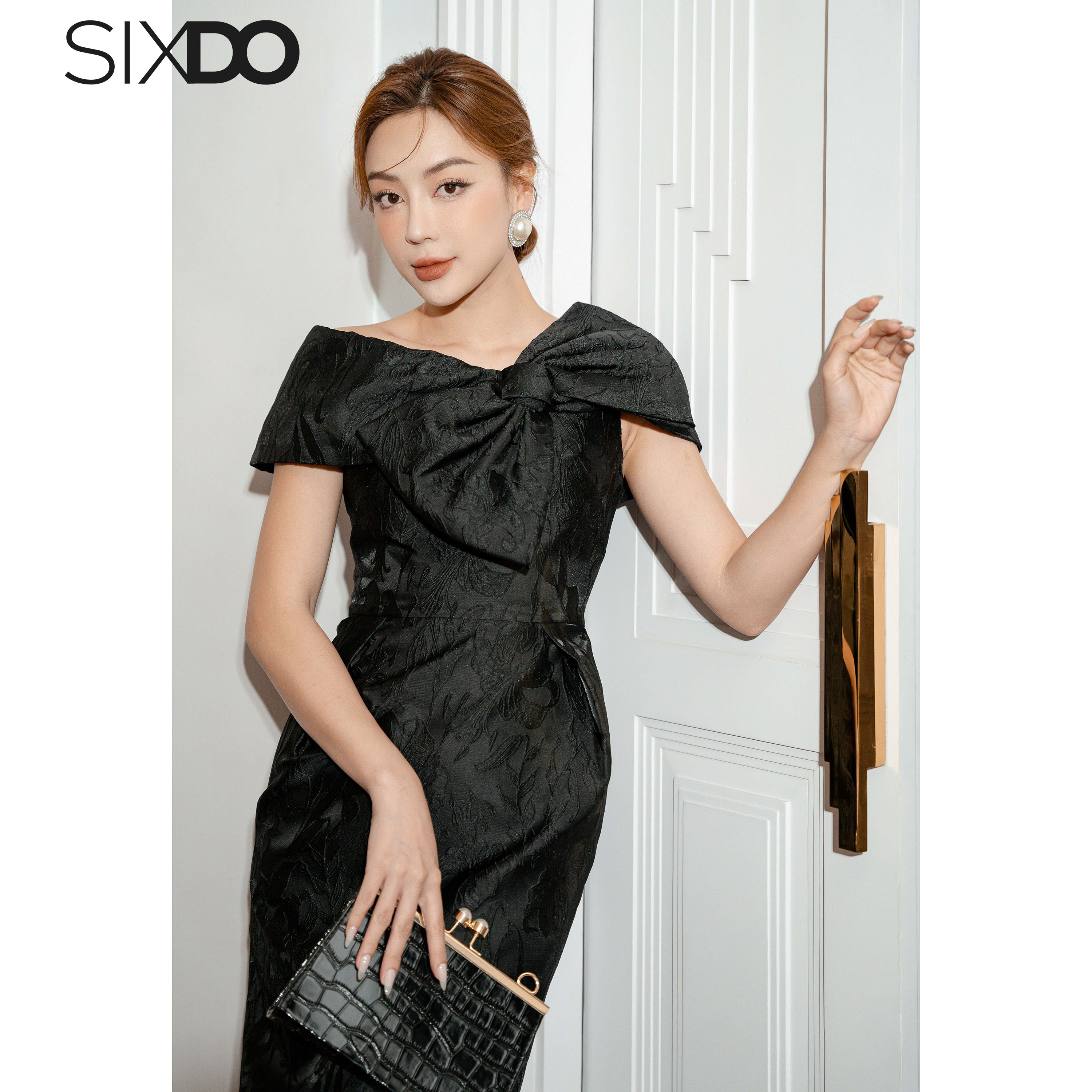 Đầm gấm trễ vai phối nơ SIXDO (Black Off-shoulder Midi Brocade Dress)