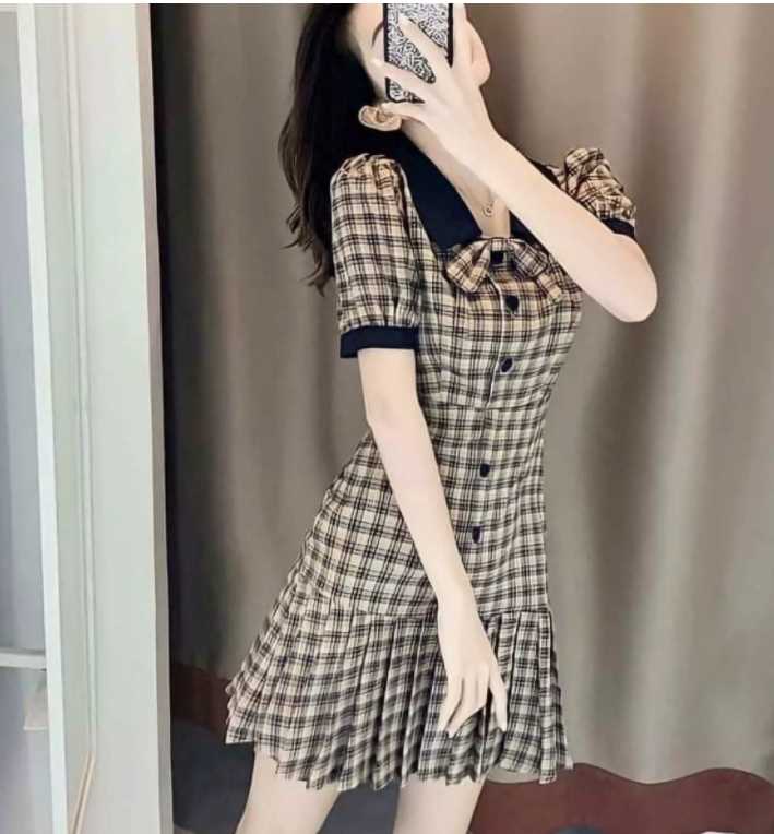 Đầm caro đuôi cá xếp li tay ngắn
