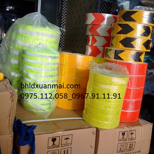 Decal phản quang hình mũi tên ( màu vàng - đen)