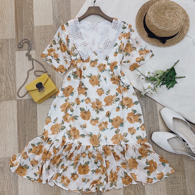 Đầm xoè hoa hồng cổ sen bèo trắng