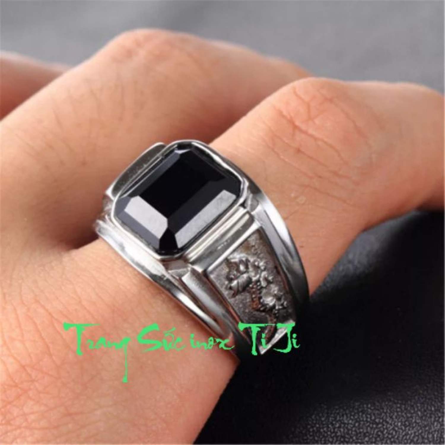 Nhẫn nam inox chạm rồng đá đen