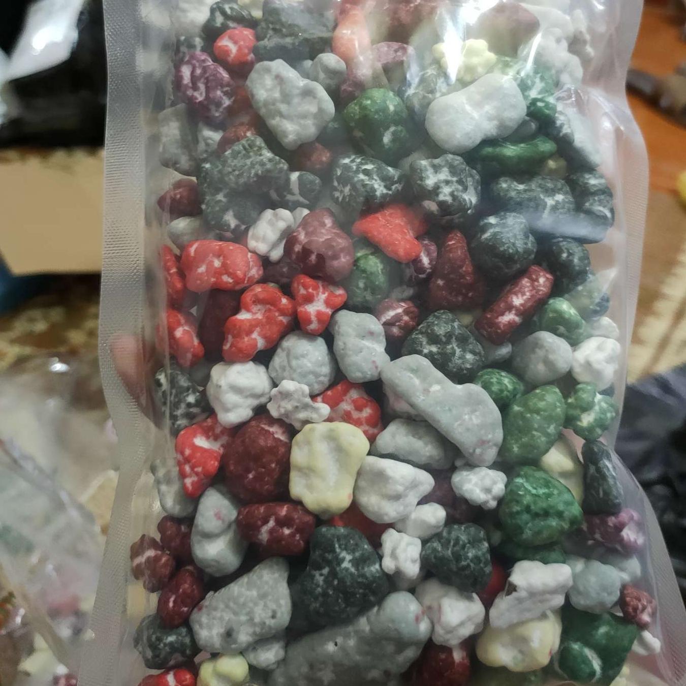 500g kẹo socola hình viên sỏi độc lạ.