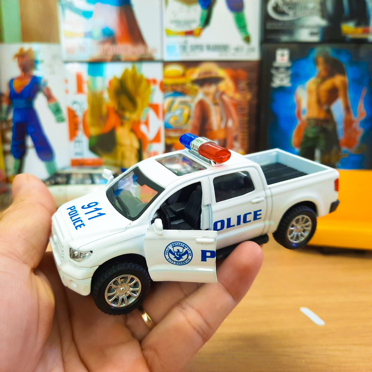 Xe ô tô cảnh sát bán tải mini có âm thanh và đèn xe bằng sắt chạy cót mở được cửa xe Quà tặng đồ chơi trẻ em