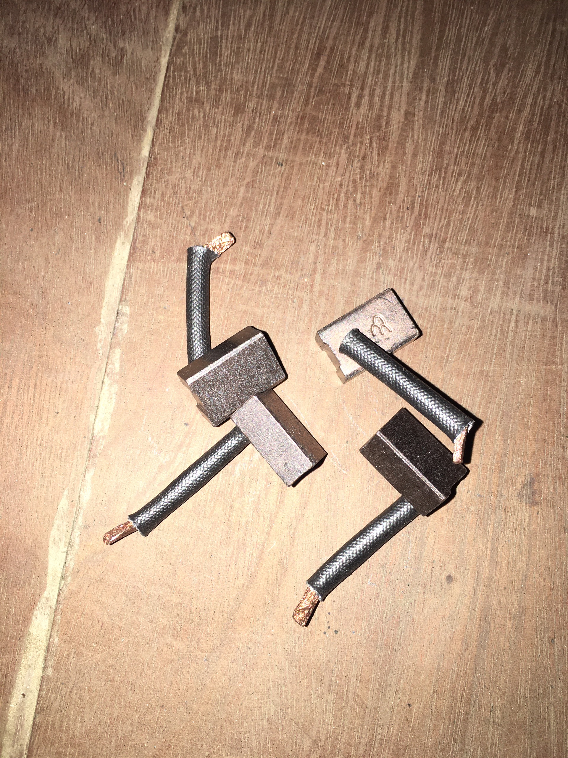 Sản phẩm gia đình làm: than đề xe con 7x13x17 1 bộ 4 cái