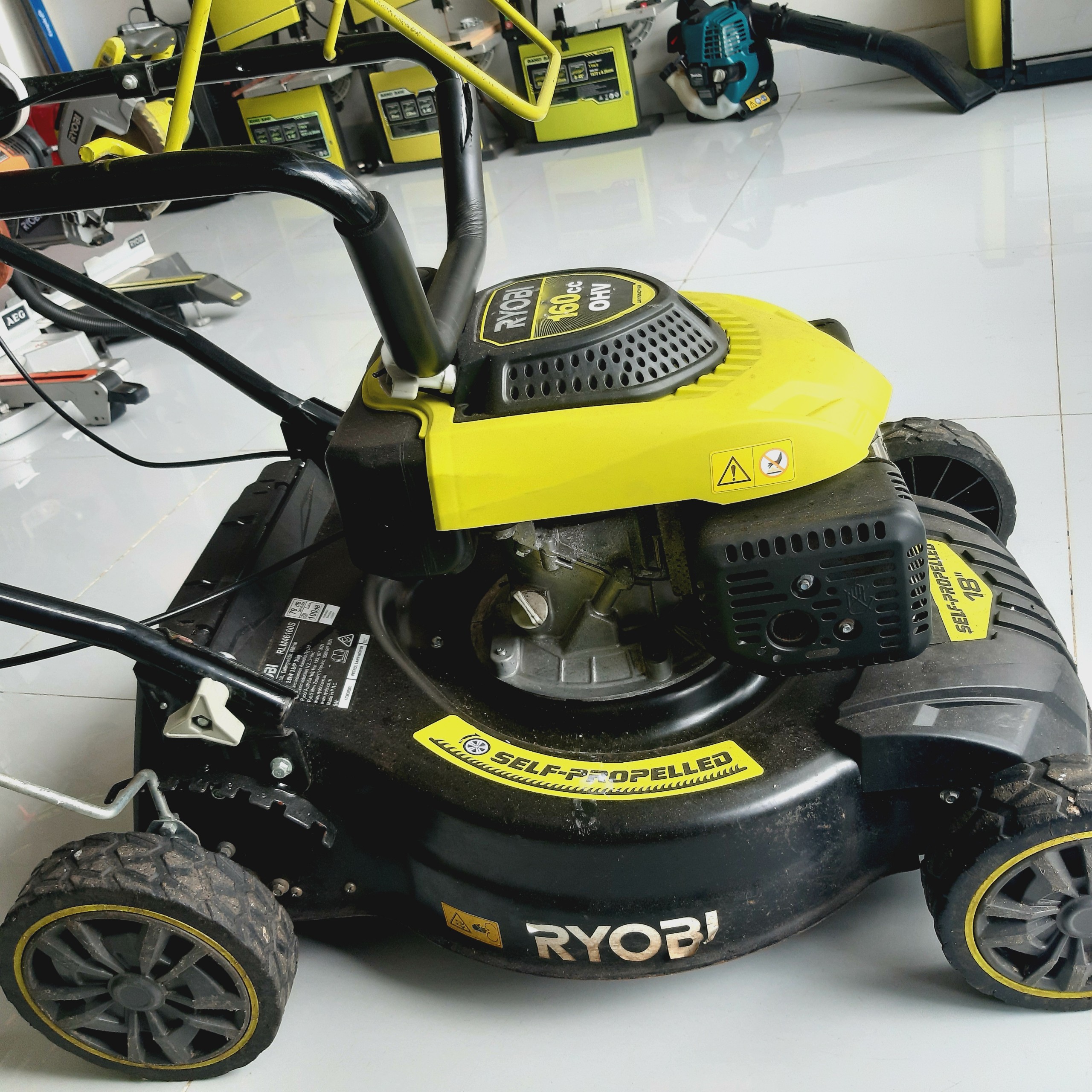 Xe cắt cỏ tự hành Ryobi