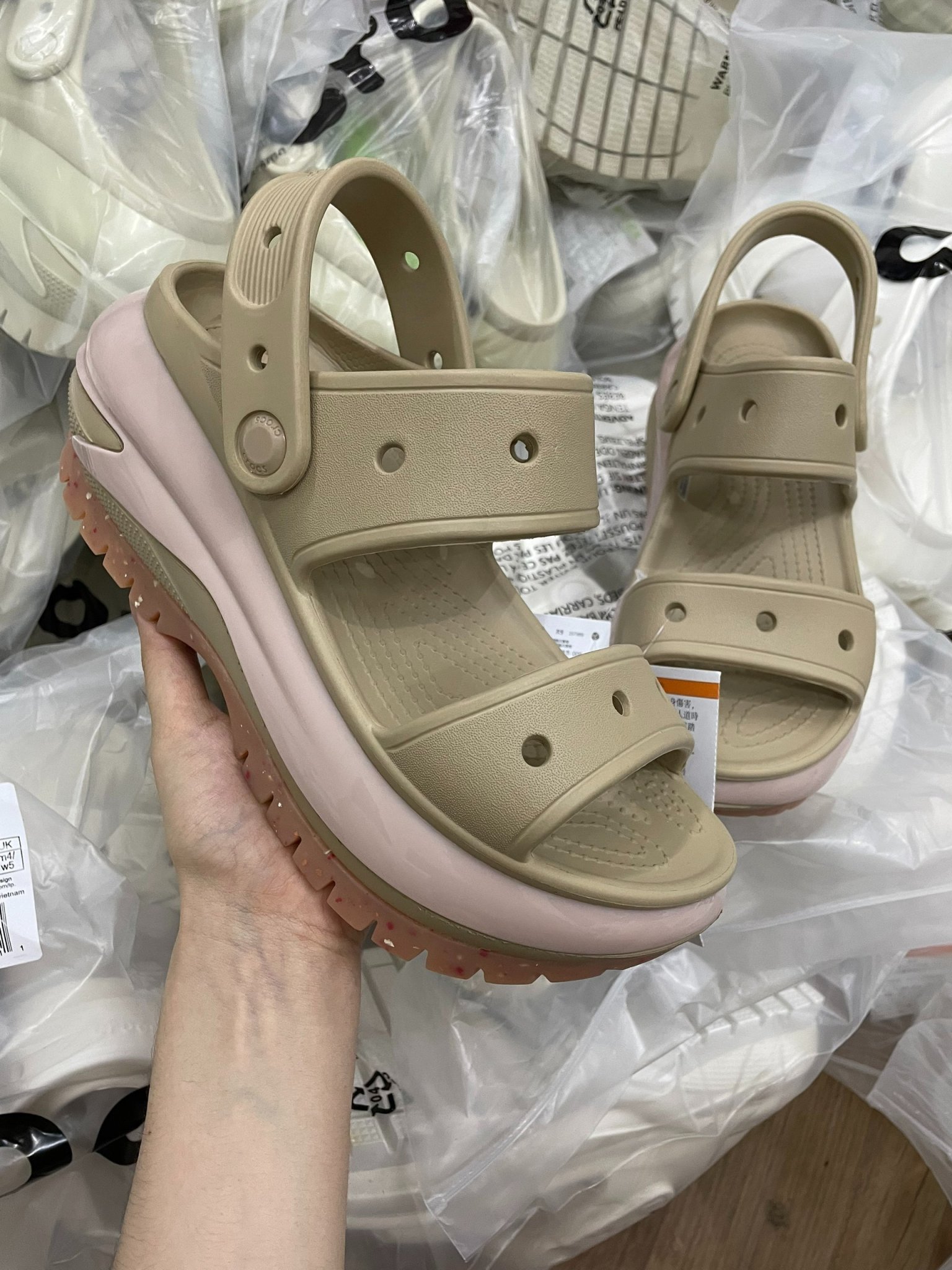 Sandal Crussh Bóng Đế Cao (tặng kèm sticker)