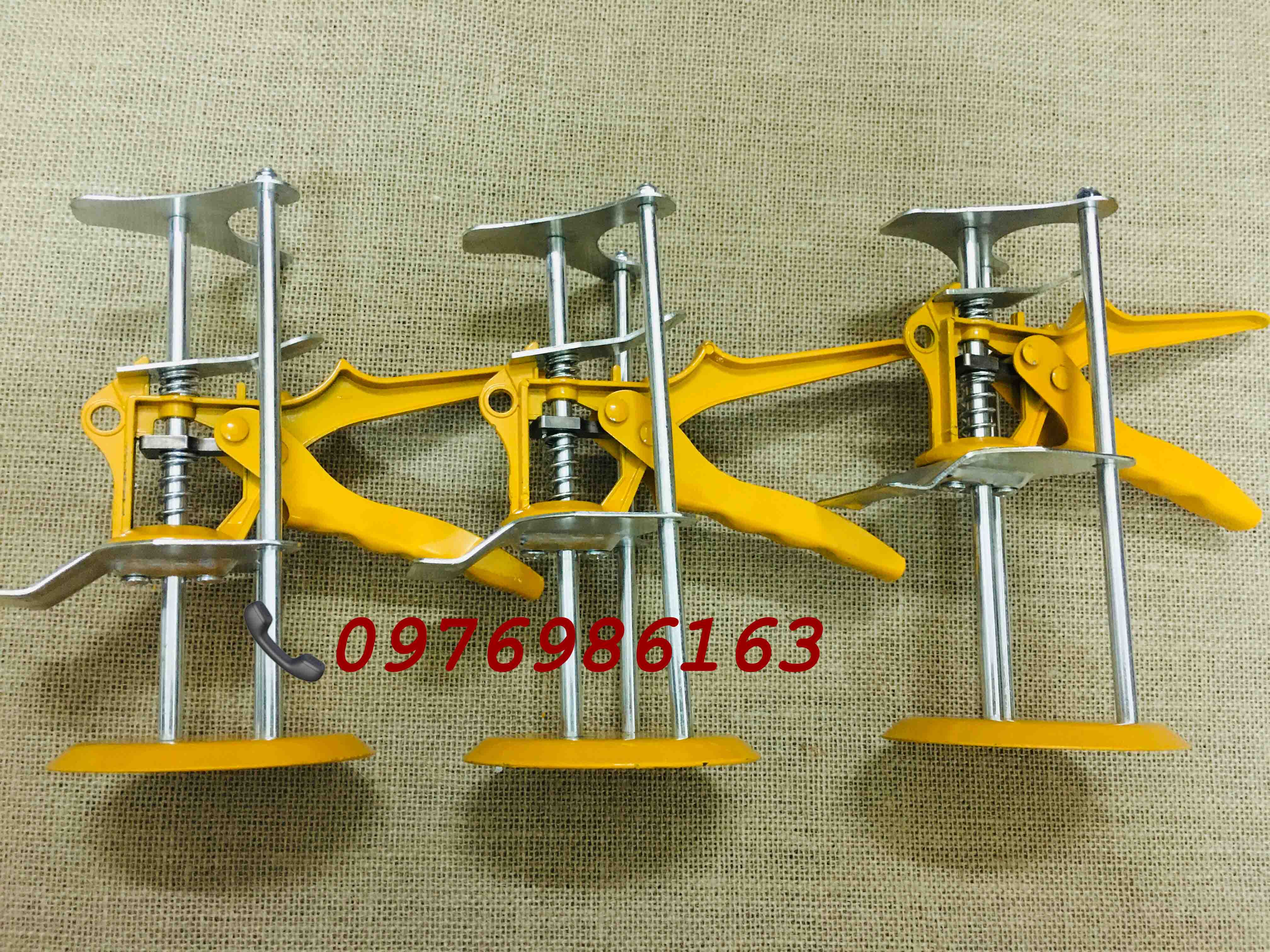 Con đội gạch dùng trong thi công ốp lát nhà tắm nhà vệ sinh - kích nâng gạch ốp lát 3 trụ hàng loại 1