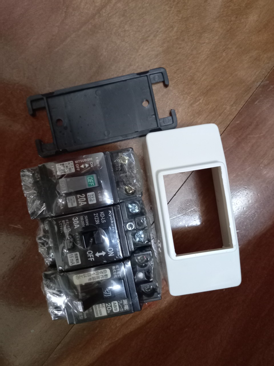 2 ỐP BẢO VỆ CHO CB CÓC 20A 30A