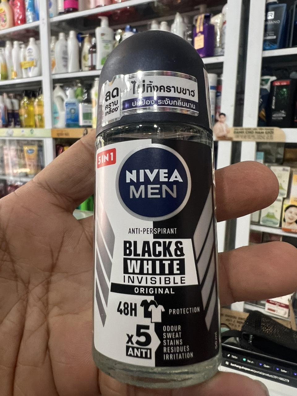 Lăn khử mùi Nivea Men Invisible For Black & White chai 50ml
