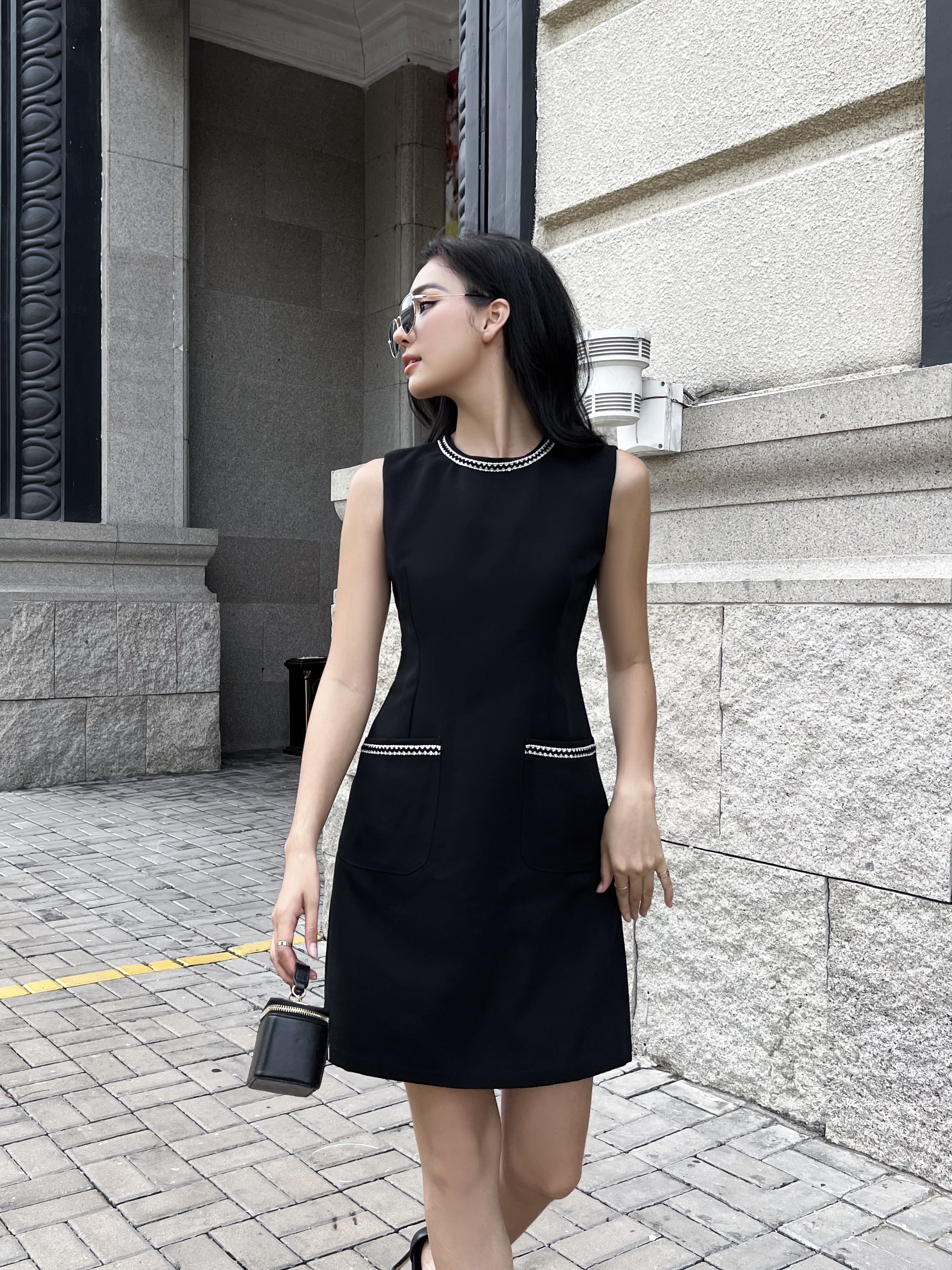 Đầm đen cộc tay phối viền - YV LE & CO