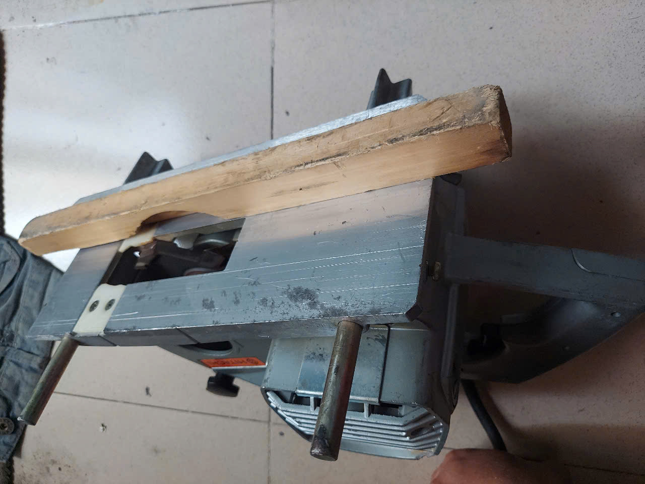 Máy phay móc rãnh gỗ Hitachi Hàng bãi nhật