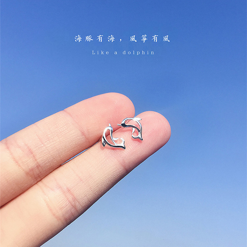 ( 1 đôi ) Bông tai cá heo mạ bạc ( chốt nhựa )