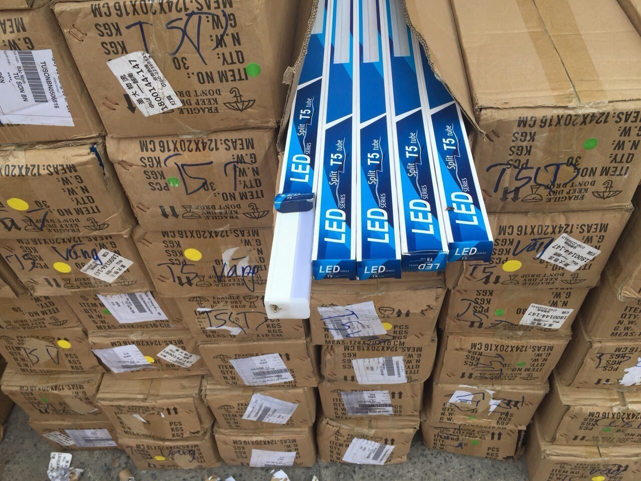 02 Bóng đèn tuýp led T5 hắt trần 1.2m liền máng