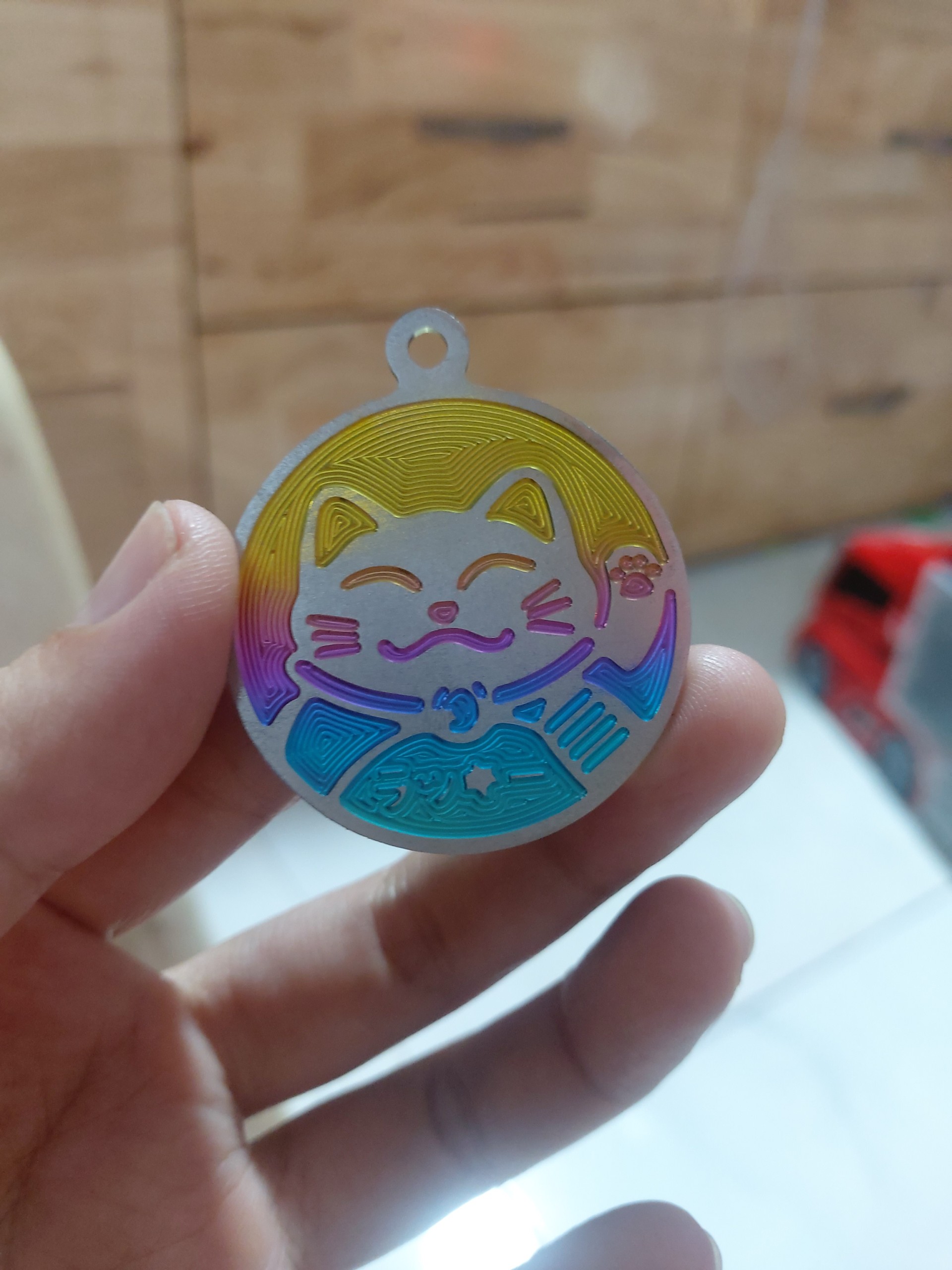 Logo mèo thần tài titan 7 màu gắn móc khóa