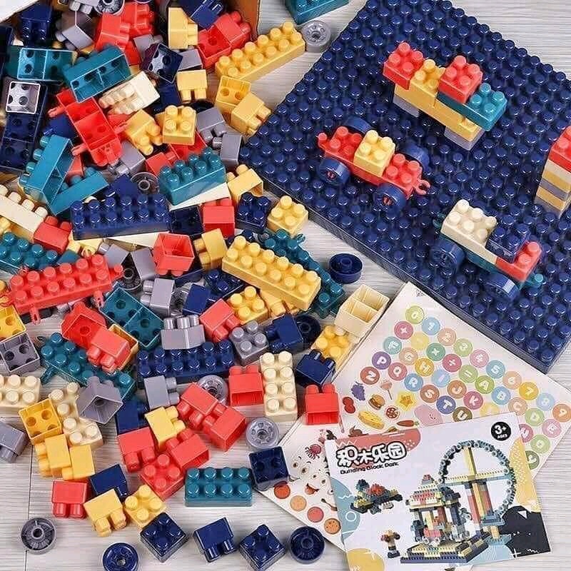 520-piece Lego set, develops baby's intelligence