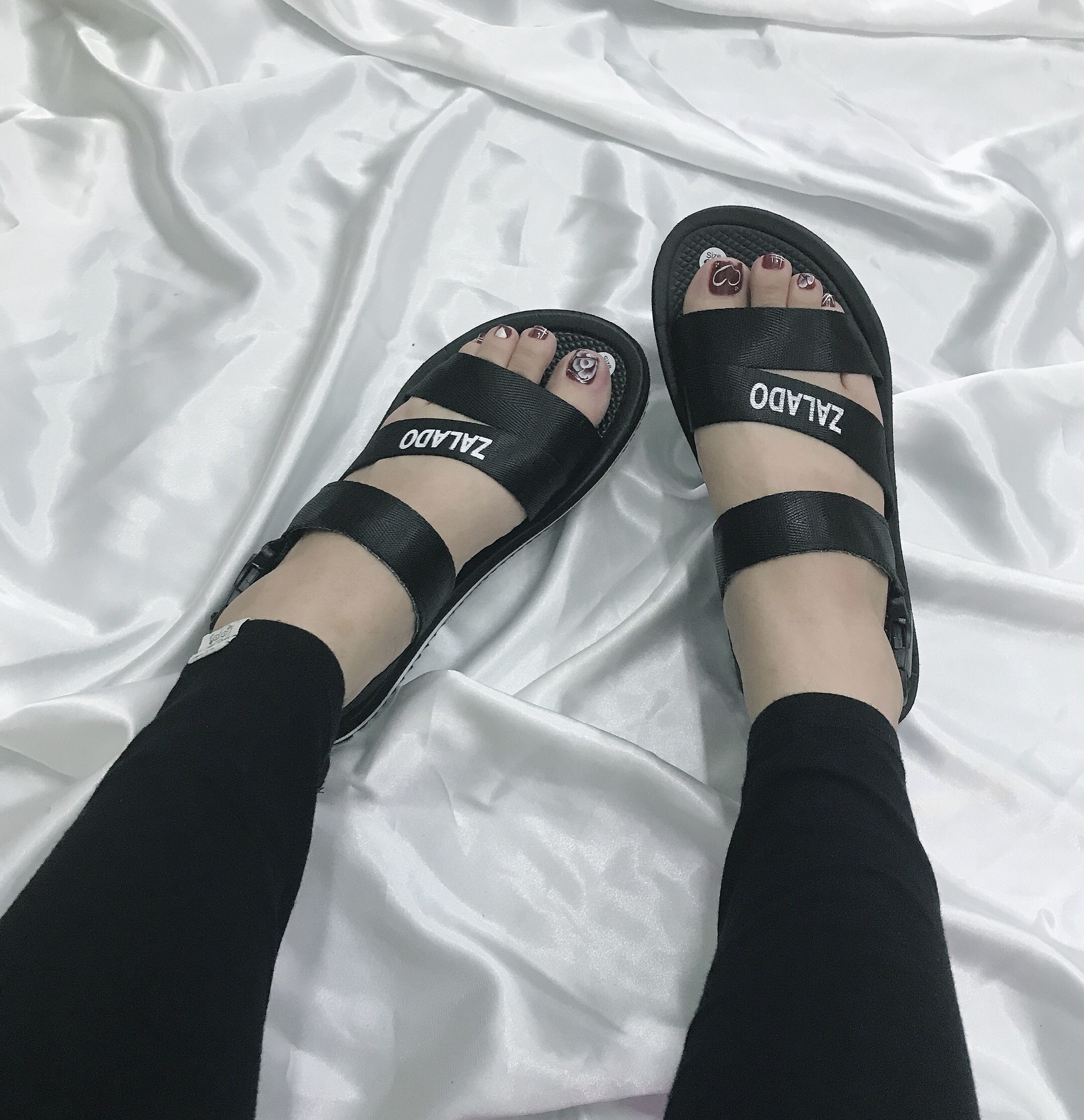 Sandal đế bằng quai chéo xinh lung linh