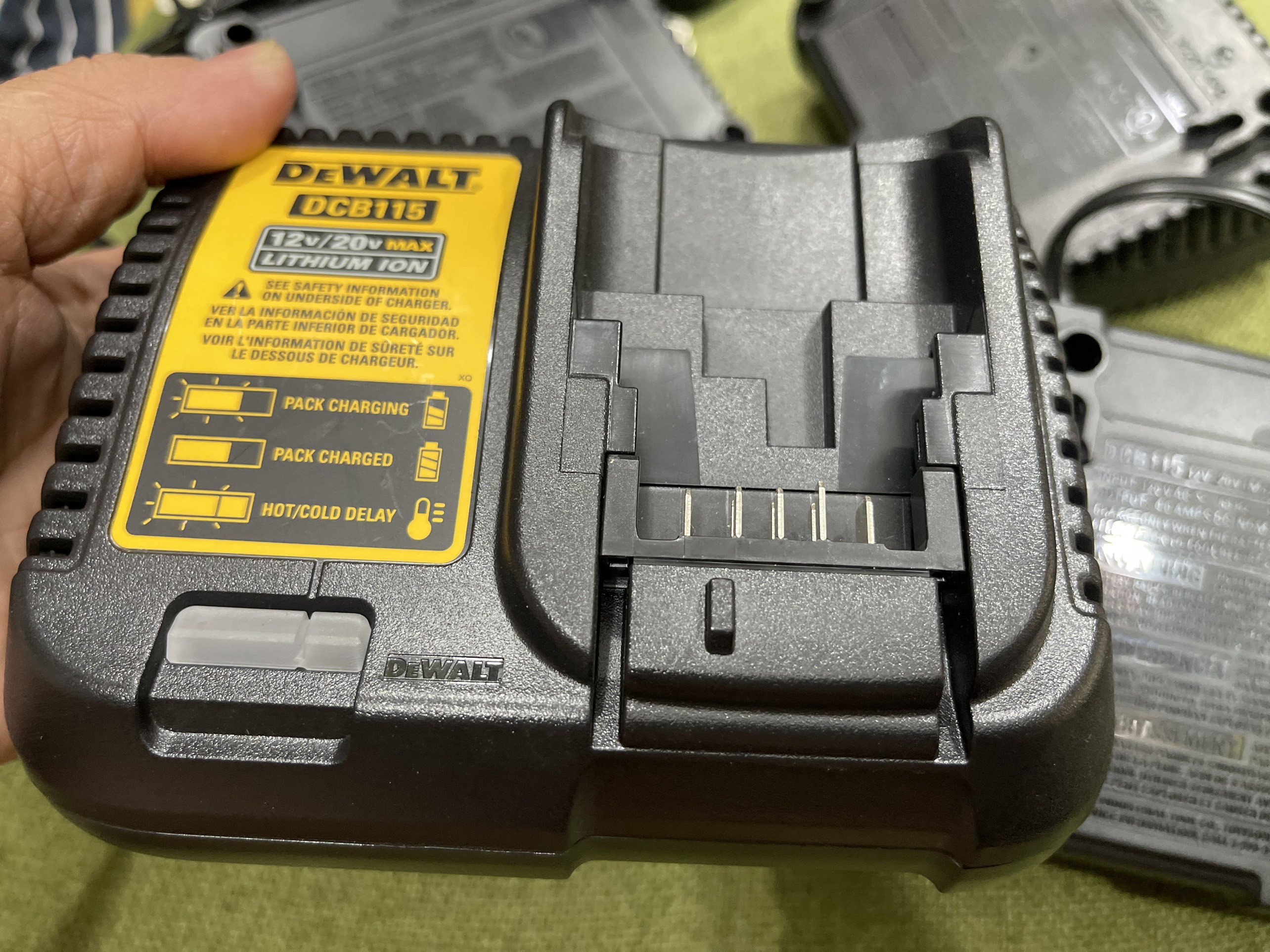 Sạc Dewalt DCB1104 usa