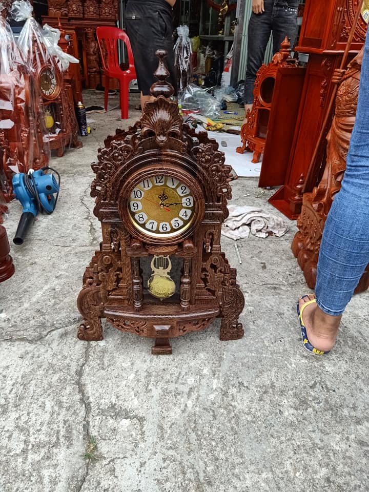 đồng hồ gỗ mun sừng kích thước cao 75cm ngang 45 cm