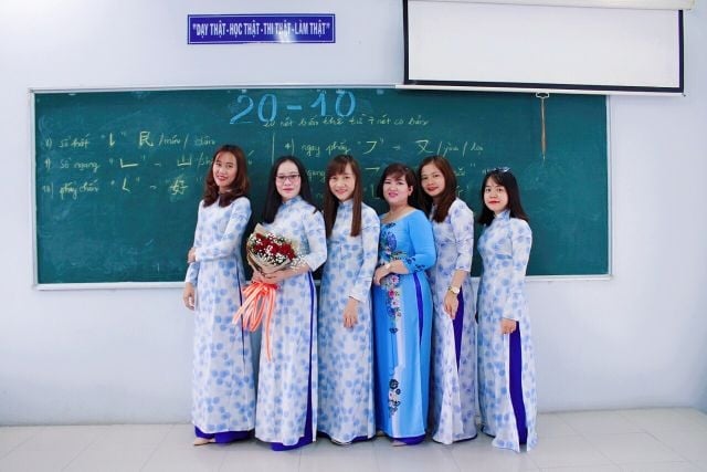 Bộ áo dài lụa may sẵn bóng xanh HB03 (Cả bộ áo kèm quần)