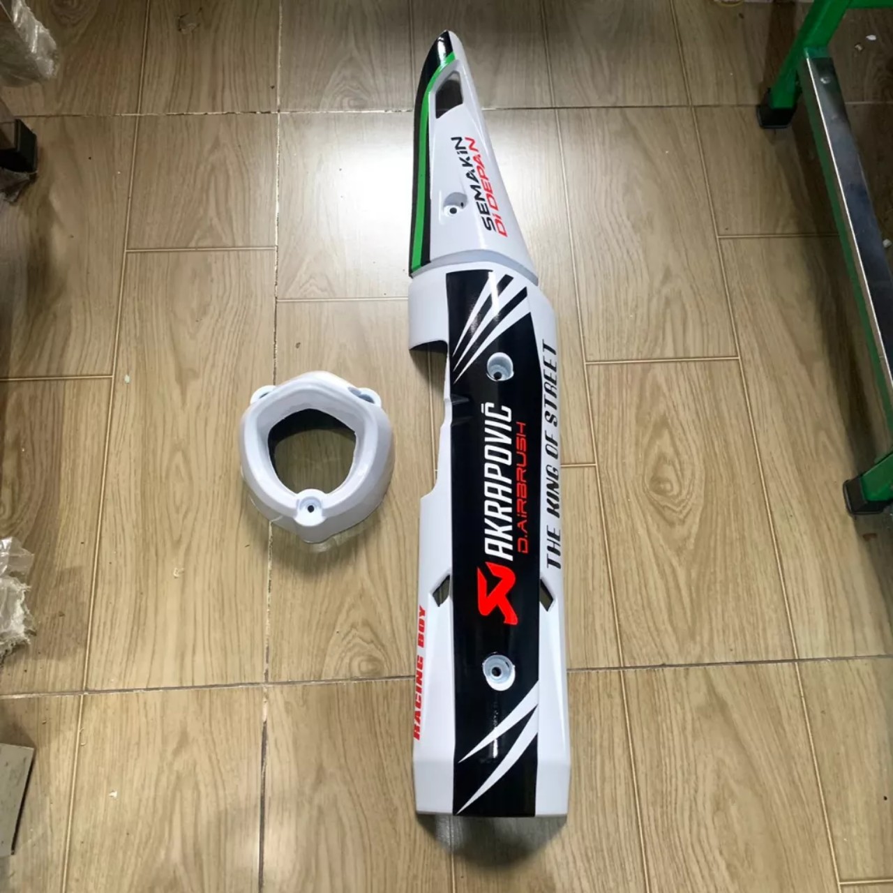 Ốp pô cho xe Exciter 150 màu trắng