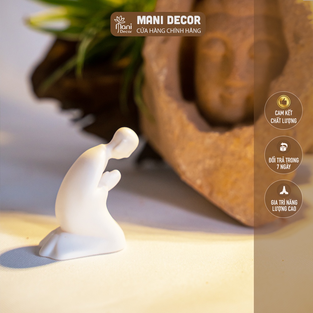 Tượng Thiền sư vô diện bái Phật, làm bằng gốm sư tráng men cao cấp, dùng decor góc bình an - Mani Deco