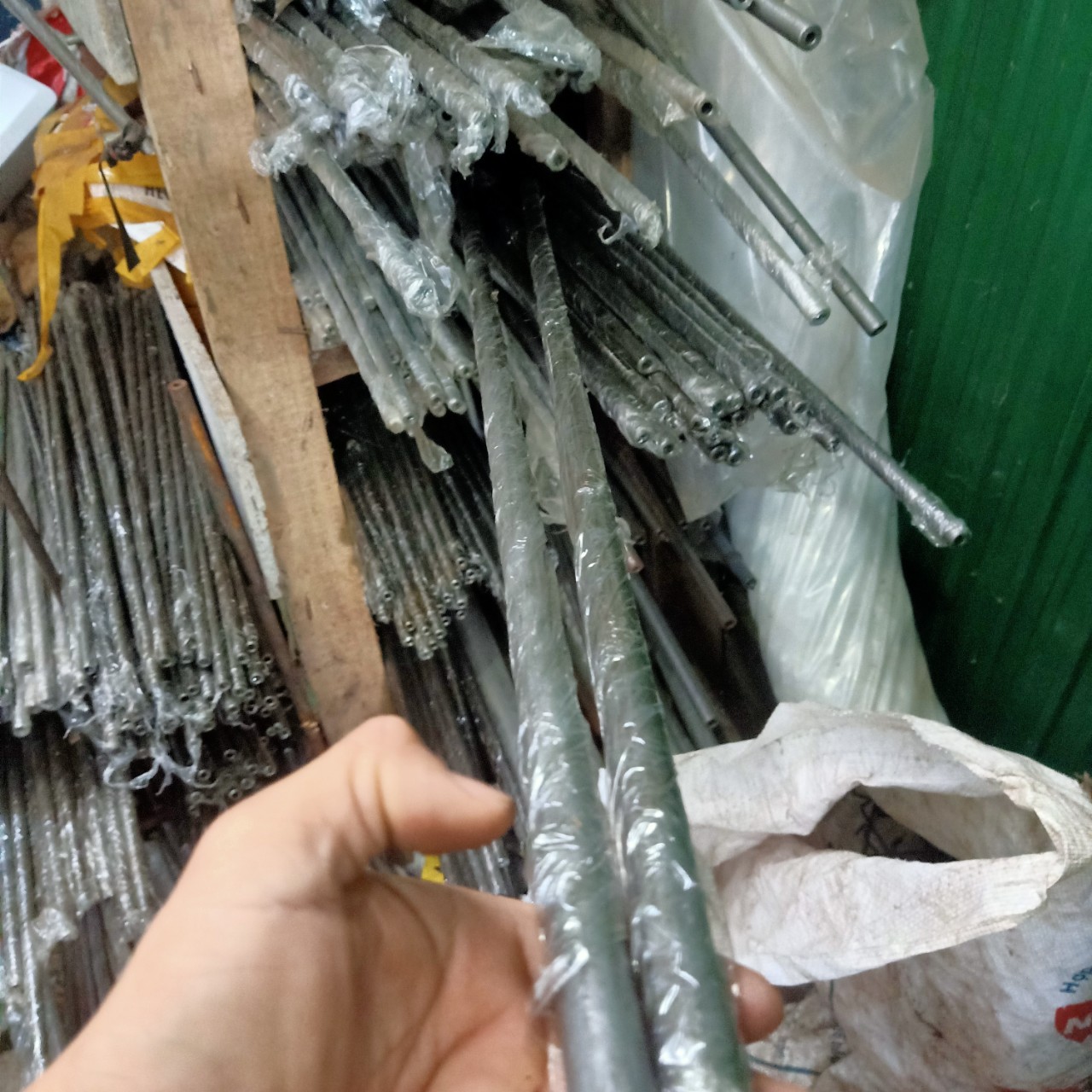 Ống thép đúc rọc rãnh lỗ 6.4mm phi 12 dài 70cm