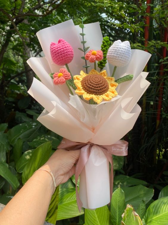 Bó hoa tốt nghiệp len