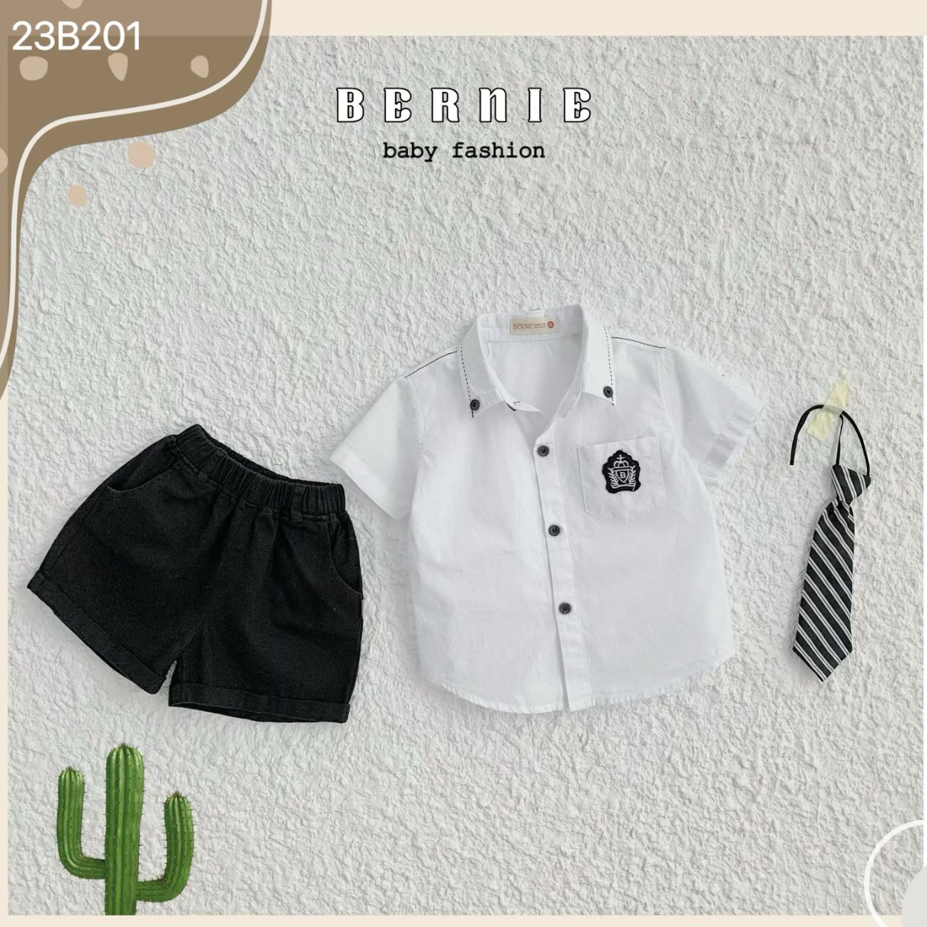 Set bộ đi chơi bé trai BERNIE áo sơ mi trắng cà vạt phối huy hiệu cho bé từ 9 đến 24kg