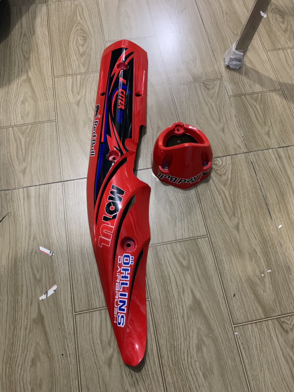 Ốp pô và chụp đích pô xe exciter 150 màu đỏ tươi ten đen