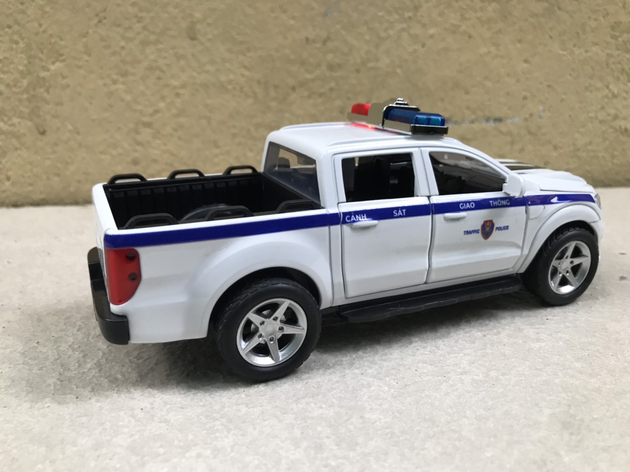 [HCM]Mô hình xe Police CSGT Ford Wildtrak 1:32