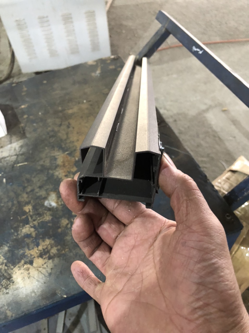 Kìm Bấm Lỗ Thoát Nước