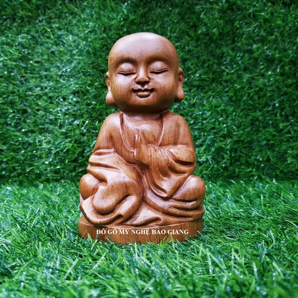 Tượng chú tiểu ngồi thiền gỗ bách xanh