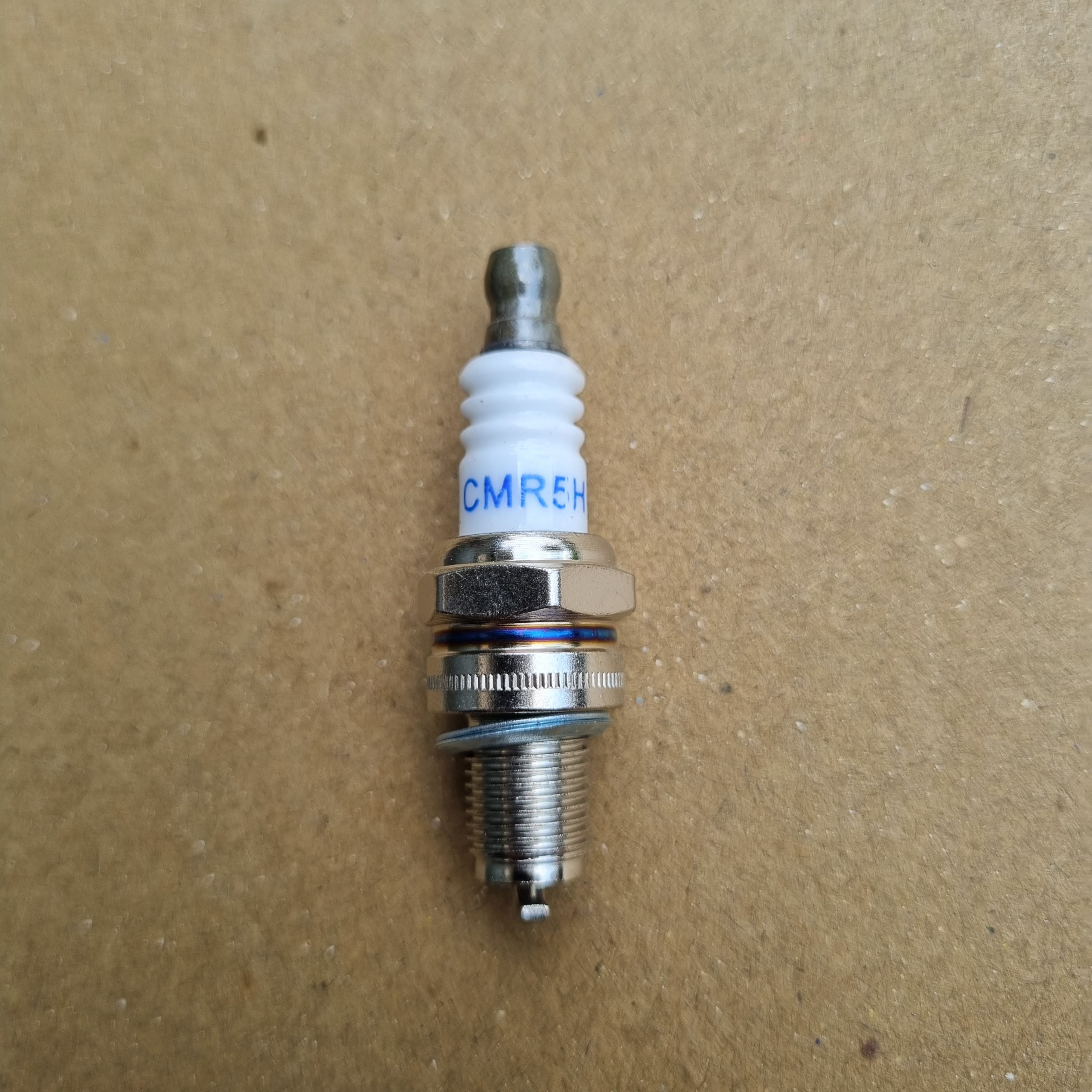 Bugi  máy cắt cỏ 4 thì, dùng cho máy honda gx25, gx35...