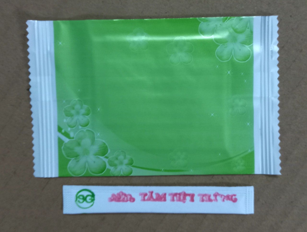 500 cái khăn lạnh mini + tăm tre