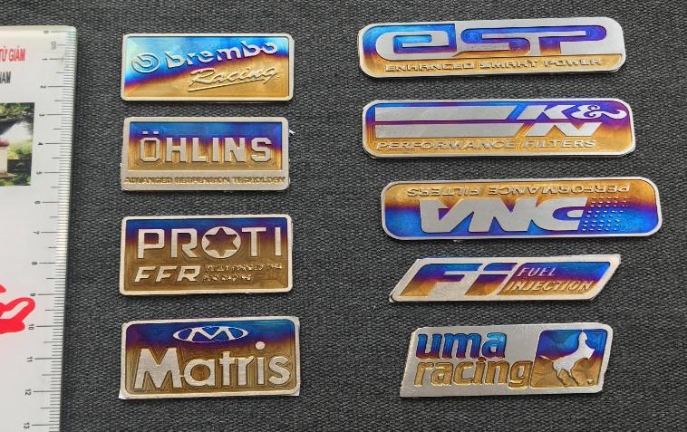 Tem titan logo nhỏ kiểu HRC (100% TITANIUM)