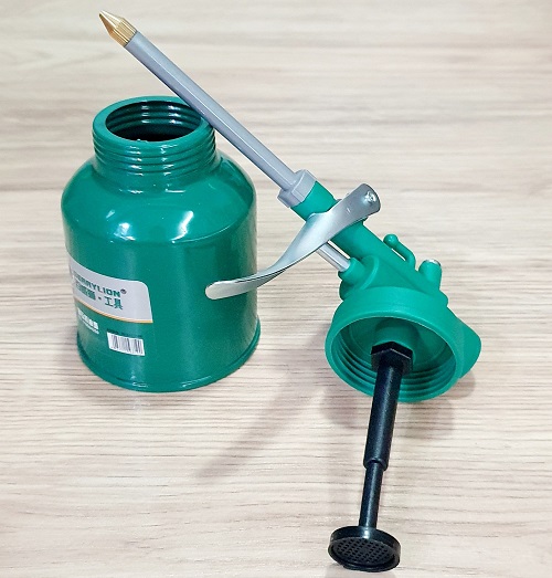 Bình Châm Nhiên Liệu Thân Bằng Sắt Nhỏ Dung Tích Chứa 180ml Berrylion Đầu Vòi Nhựa Và Cò Bấm Bằng Kim Loại Bền Bỉ