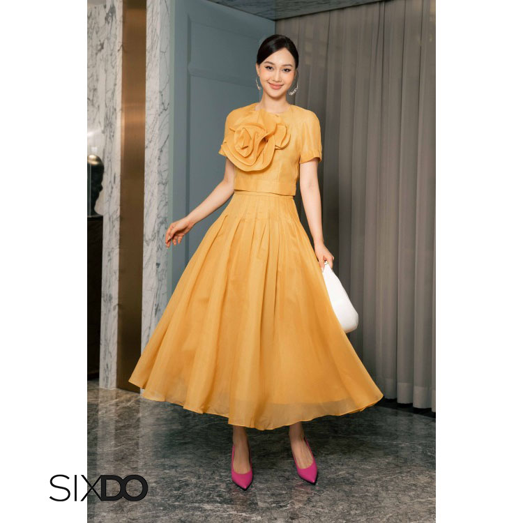 Áo nữ cộc tay phối hoa ngực SIXDO (Yellow Top With Flower)
