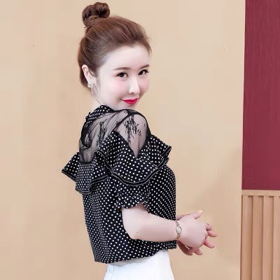 Áo chấm bi phối ren cổ trụ