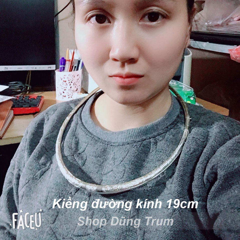 Kiềng bạc tròn kết hợp áo dài chụp ảnh, kiềng cổ dân tộc biểu diễn