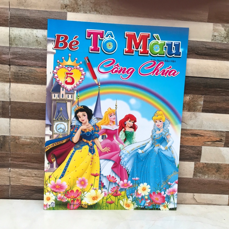 {HCM} Bé tập tô màu công chúa cho bé